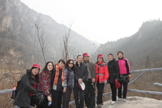 开云（中国）领导和女员工登山途中合影