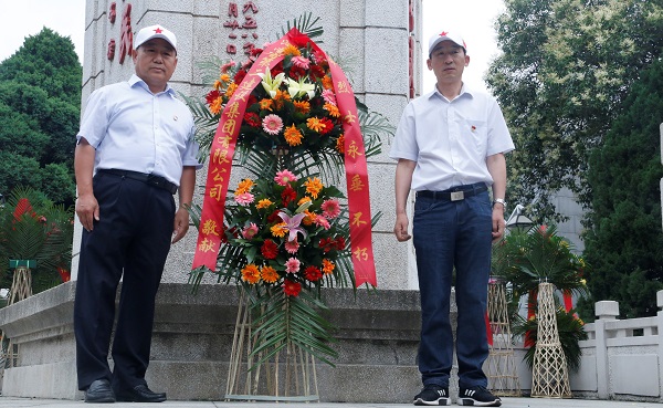 3、向革命先烈敬献花篮.jpg