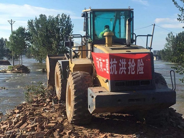 3、项目抗洪抢险突击队在浚县小河乡王湾村，封堵河道决口.jpg